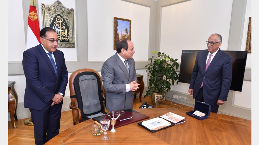 الرئيس عبد الفتاح السيسي يجتمع برئيس مجلس الوزراء ومحافظ البنك المركزي