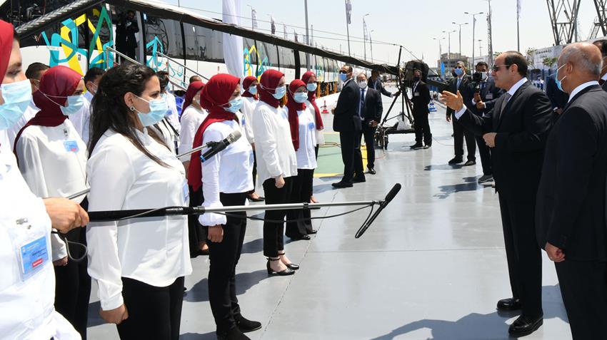 الرئيس عبد الفتاح السيسي يتفقد عربات القطارات الجديدة بميناء الإسكندرية