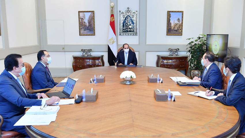 الرئيس عبد الفتاح السيسي يجتمع برئيس مجلس الوزراء ووزيري البترول والتعليم العالي