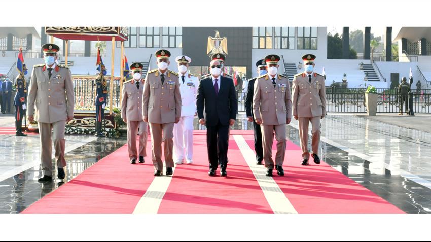 الرئيس عبد الفتـاح السيسي يضع إكليلًا من الزهـور علـى قبر الجندي المجهـول