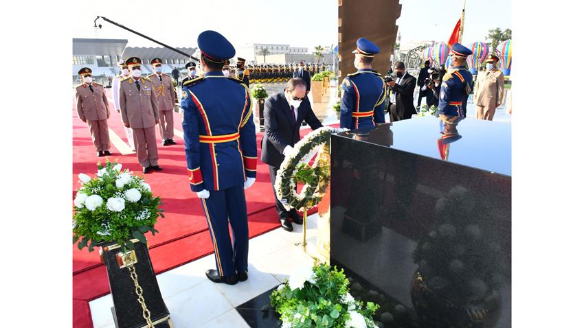 الرئيس عبد الفتـاح السيسي يضع إكليلًا من الزهـور علـى قبر الجندي المجهـول