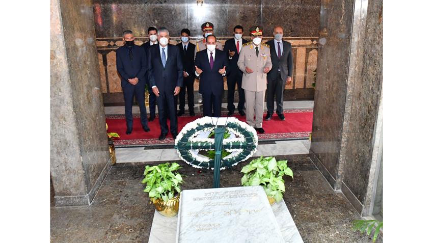 الرئيس عبد الفتـاح السيسي يضع إكليلًا من الزهـور علـى قبر الجندي المجهـول