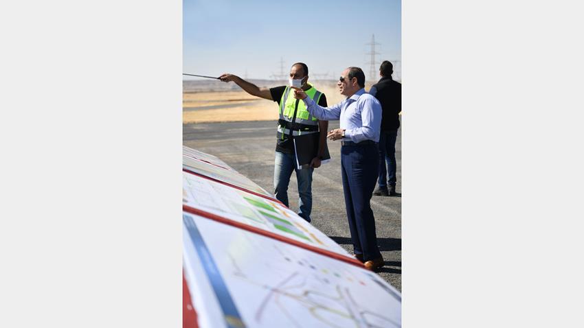 الرئيس عبد الفتاح السيسي يتفقد العمل بامتداد طريق وصلة أم القمر
