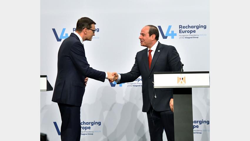 Le Président Al-Sissi assiste à la conférence de Presse du sommet de l'Égypte et de Groupe Visegrád