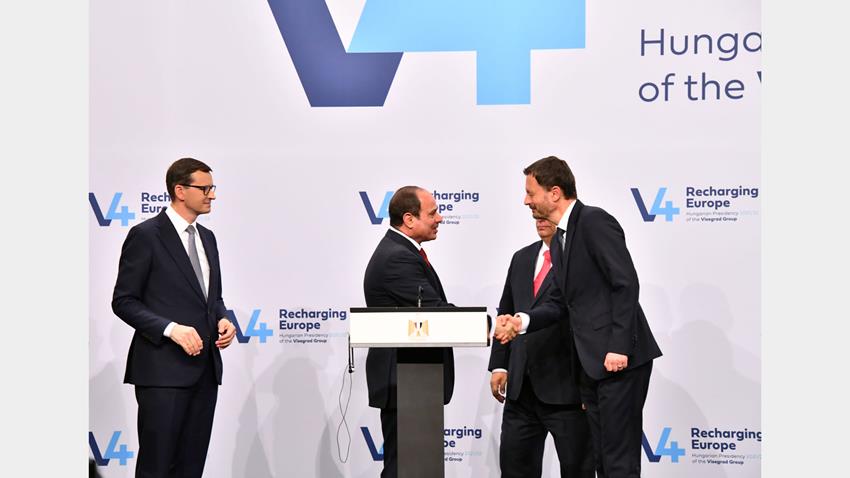 Le Président Al-Sissi assiste à la conférence de Presse du sommet de l'Égypte et de Groupe Visegrád