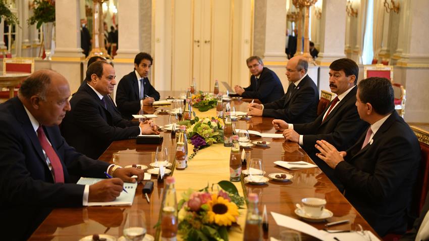 الرئيس عبد الفتاح السيسي يلتقي رئيس جمهورية المجر