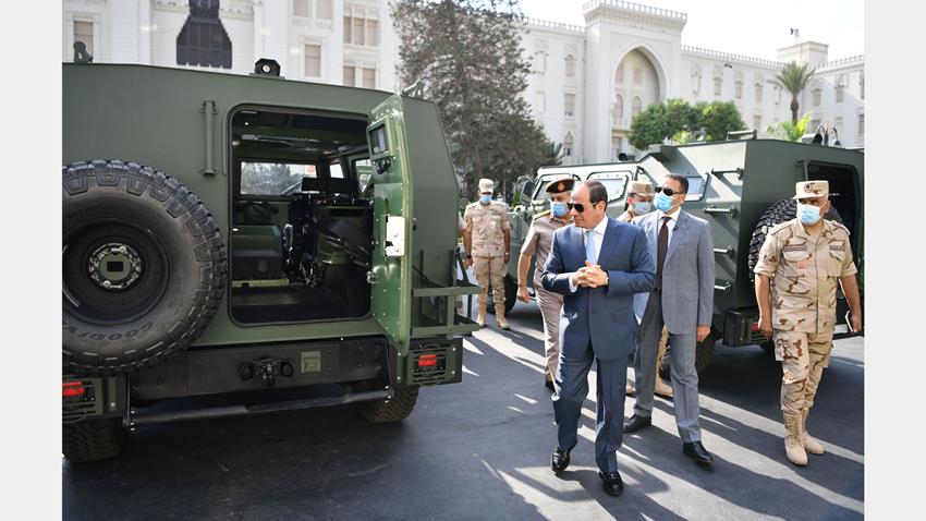 الرئيس عبد الفتاح السيسي يتفقد عدد من المركبات المدرعة المطورة من قبل القوات المسلحة18/10/2021