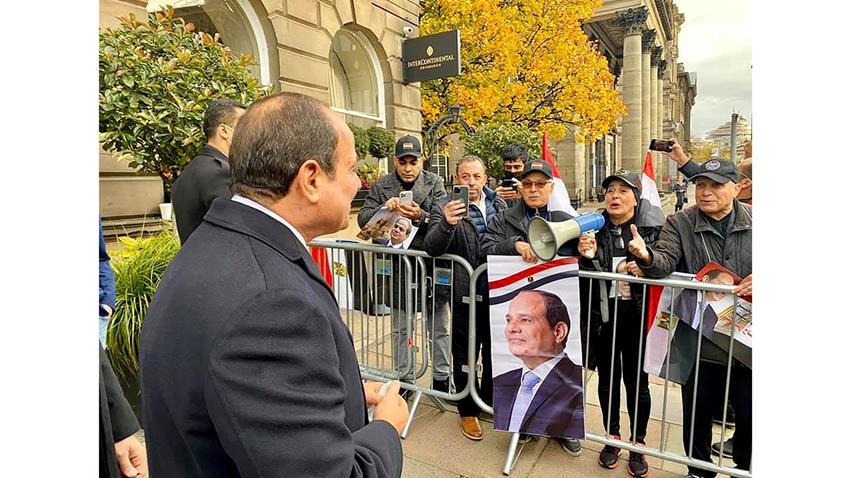 الرئيس عبد الفتاح السيسي يتبادل التحية مع المواطنين من الجالية المصرية في إسكتلندا