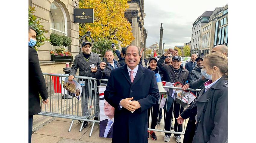 الرئيس عبد الفتاح السيسي يتبادل التحية مع المواطنين من الجالية المصرية في إسكتلندا 2-11-2021