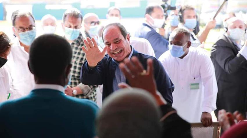 الرئيس عبد الفتاح السيسي يتفقد المناطق المتضررة من جراء السيول في محافظة أسوان