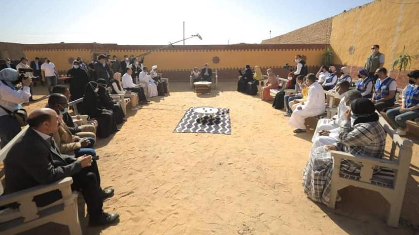 الرئيس عبد الفتاح السيسي يتفقد المناطق المتضررة من جراء السيول في محافظة أسوان