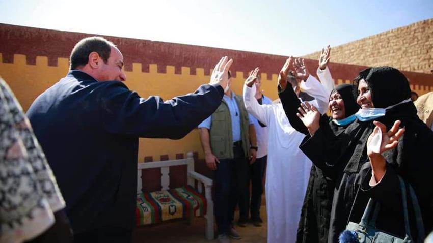 الرئيس عبد الفتاح السيسي يتفقد المناطق المتضررة من جراء السيول في محافظة أسوان