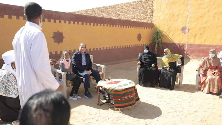 الرئيس عبد الفتاح السيسي يتفقد المناطق المتضررة من جراء السيول في محافظة أسوان