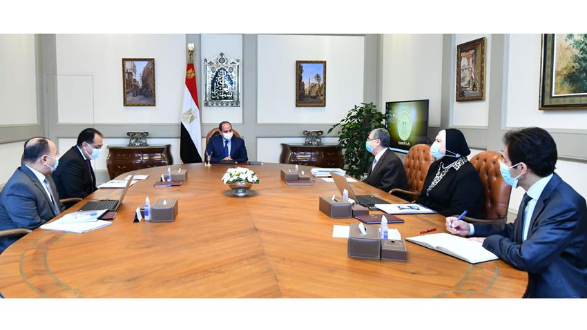 الرئيس عبد الفتاح السيسي يجتمع مع رئيس مجلس الوزراء وعدد من الوزراء