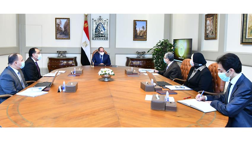 الرئيس عبد الفتاح السيسي يجتمع مع رئيس مجلس الوزراء وعدد من الوزراء