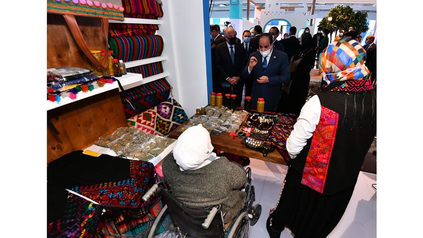 الرئيس عبد الفتاح السيسي يتفقد مكاتب رواد الأعمال ومعرض أبناء سيناء وتراثنا ومتحف حياة كريمة