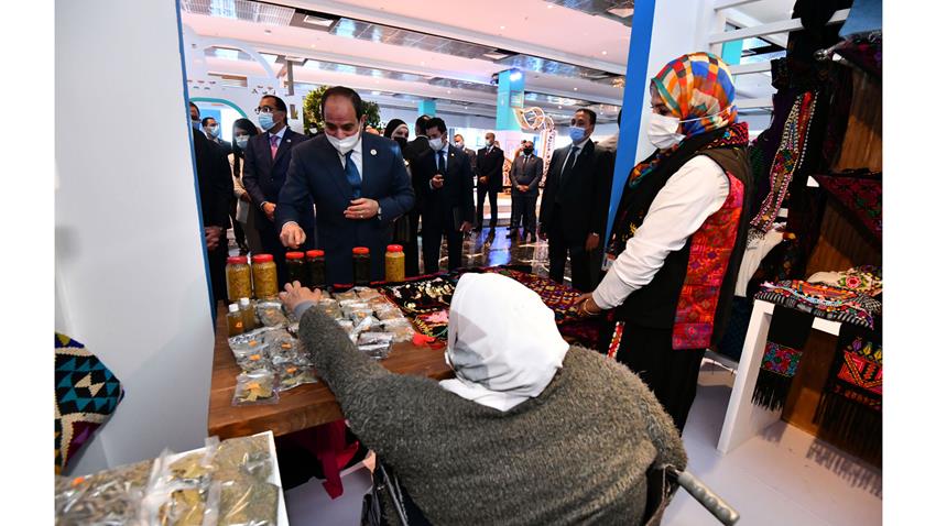 الرئيس عبد الفتاح السيسي يتفقد مكاتب رواد الأعمال ومعرض أبناء سيناء وتراثنا ومتحف حياة كريمة