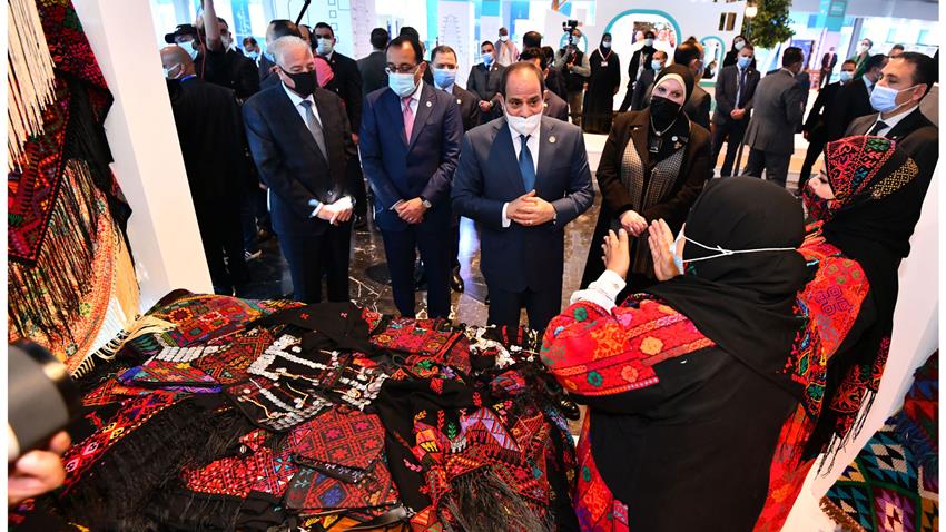الرئيس عبد الفتاح السيسي يتفقد مكاتب رواد الأعمال ومعرض أبناء سيناء وتراثنا ومتحف حياة كريمة