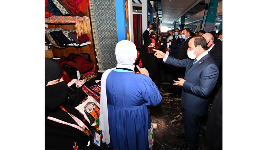 الرئيس عبد الفتاح السيسي يتفقد مكاتب رواد الأعمال ومعرض أبناء سيناء وتراثنا ومتحف حياة كريمة