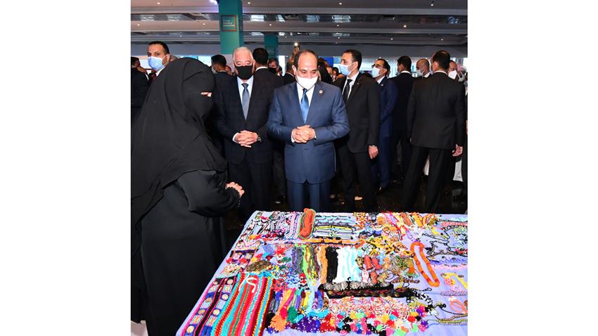 الرئيس عبد الفتاح السيسي يتفقد مكاتب رواد الأعمال ومعرض أبناء سيناء وتراثنا ومتحف حياة كريمة