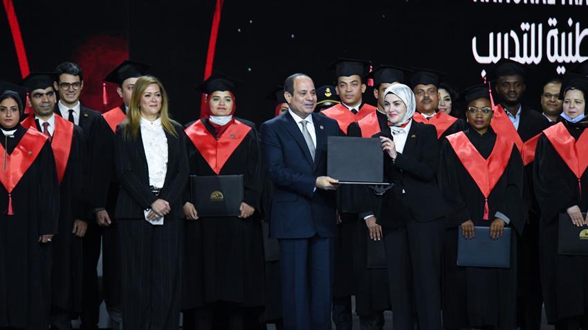 الرئيس عبد الفتاح السيسي يشهد حفل تخرج دفعات الأكاديمية الوطنية لتدريب الشباب 13/1/2022
