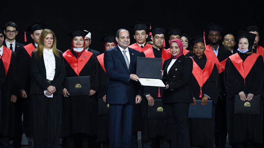 الرئيس عبد الفتاح السيسي يشهد حفل تخرج دفعات الأكاديمية الوطنية لتدريب الشباب 13/1/2022