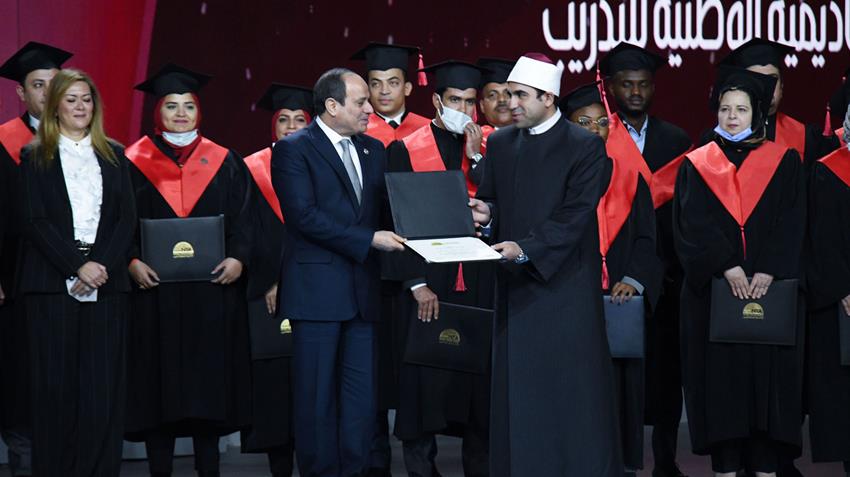 الرئيس عبد الفتاح السيسي يشهد حفل تخرج دفعات الأكاديمية الوطنية لتدريب الشباب 13/1/2022