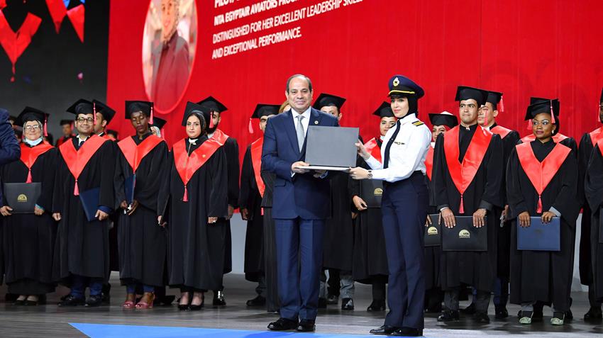الرئيس عبد الفتاح السيسي يشهد حفل تخرج دفعات الأكاديمية الوطنية لتدريب الشباب 13/1/2022