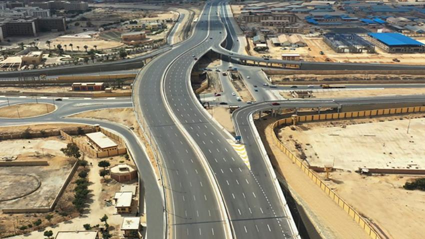 تقود في طريق يحتوي على حارة مرورية واحدة لكل اتجاه www.presidency.eg