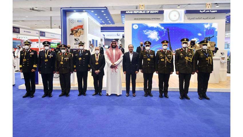 الرئيس عبد الفتاح السيسي يقوم بجولة تفقدية في معرض الدفاع العالمي بالرياض 8-3-2022