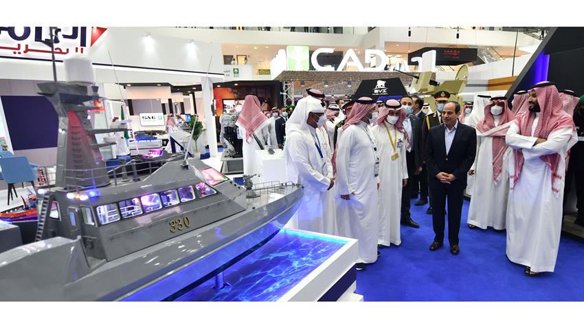 الرئيس عبد الفتاح السيسي يقوم بجولة تفقدية في معرض الدفاع العالمي بالرياض 8-3-2022