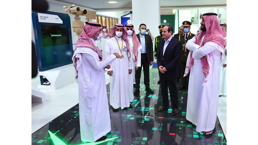 الرئيس عبد الفتاح السيسي يقوم بجولة تفقدية في معرض الدفاع العالمي بالرياض 8-3-2022