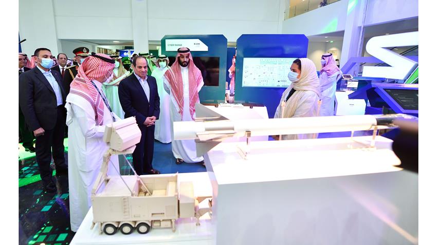 الرئيس عبد الفتاح السيسي يقوم بجولة تفقدية في معرض الدفاع العالمي بالرياض 8-3-2022