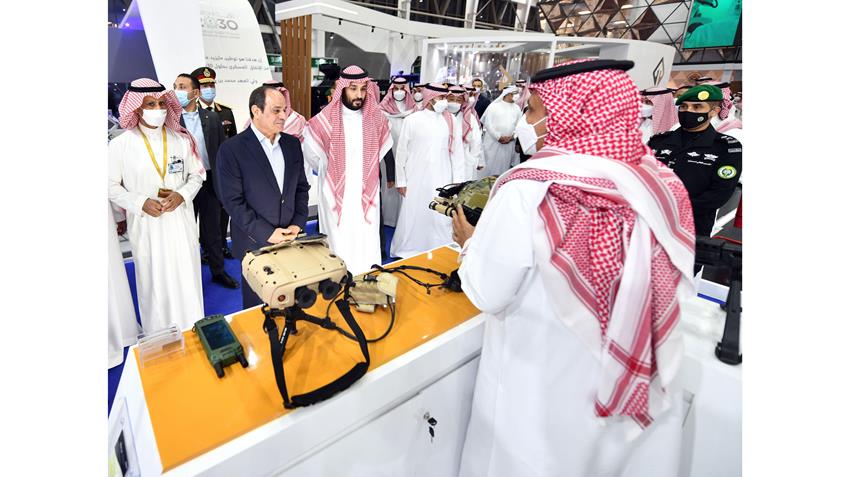 الرئيس عبد الفتاح السيسي يقوم بجولة تفقدية في معرض الدفاع العالمي بالرياض 8-3-2022