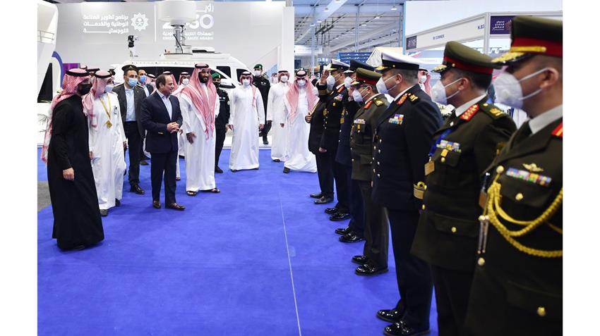 الرئيس عبد الفتاح السيسي يقوم بجولة تفقدية في معرض الدفاع العالمي بالرياض 8-3-2022