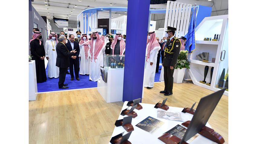 الرئيس عبد الفتاح السيسي يقوم بجولة تفقدية في معرض الدفاع العالمي بالرياض 8-3-2022
