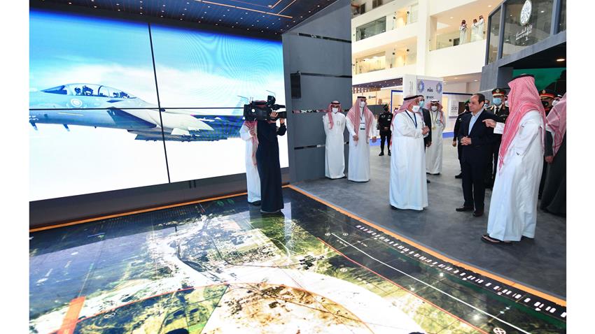 الرئيس عبد الفتاح السيسي يقوم بجولة تفقدية في معرض الدفاع العالمي بالرياض 8-3-2022