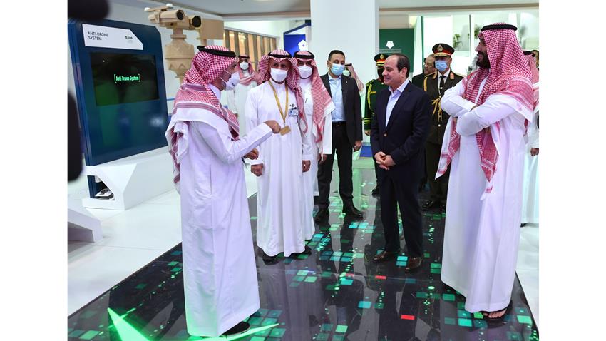 الرئيس عبد الفتاح السيسي يقوم بجولة تفقدية في معرض الدفاع العالمي بالرياض 8-3-2022