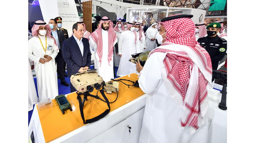 الرئيس عبد الفتاح السيسي يقوم بجولة تفقدية في معرض الدفاع العالمي بالرياض 8-3-2022