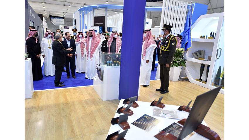 الرئيس عبد الفتاح السيسي يقوم بجولة تفقدية في معرض الدفاع العالمي بالرياض 8-3-2022
