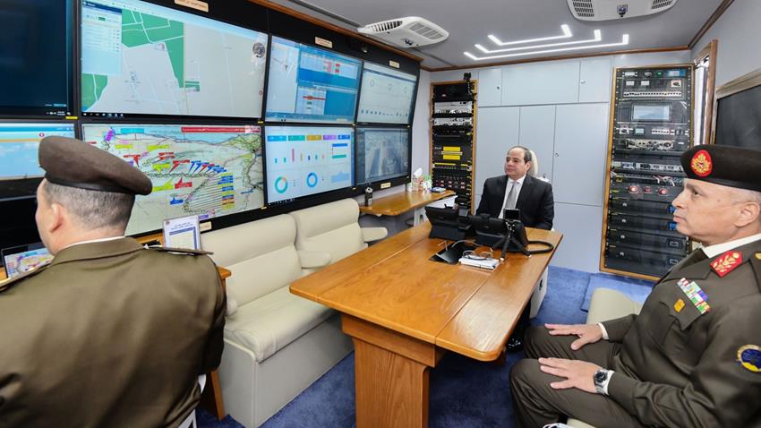 الرئيس عبد الفتاح السيسي يتفقد مركز عمليات التحكم والمتابعة للشبكة الوطنية للطوارئ والسلامة العامة