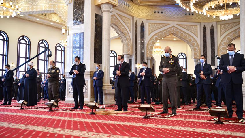 الرئيس عبد الفتاح السيسي يؤدي صلاة الجمعة بمسجد المشير طنطاوي ويلتقي عدد من  قادة القوات المسلحة