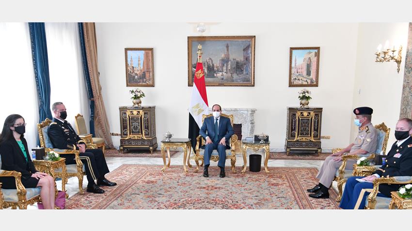 الرئيس عبد الفتاح السيسي يستقبل قائد القيادة المركزية الأمريكية