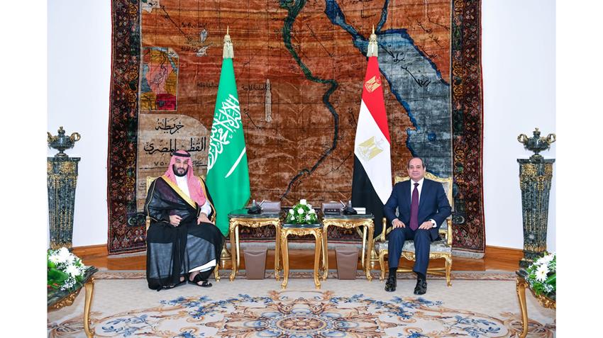 العنوان/ البيان الختامي المشترك بين الجانبين المصري والسعودي
الملخص/ البيان الختامي المشترك بمناسبة زيارة صاحب السمو الملكي الأمير محمد بن سلمان بن عبد العزيز ولي عهد السعودية للقاهرة، ولقائه بالسيد الرئيس عبد الفتاح السيسي.  
التفاصيل/ البيان الختامي المشترك بمناسبة زيارة صاحب السمو الملكي الأمير محمد بن سلمان بن عبد العزيز ولي عهد السعودية للقاهرة، ولقائه بالسيد الرئيس عبد الفتاح السيسي.  
انطلاقًا من العلاقات التاريخية الراسخة والأواصر الأخوية الوثيقة والمصير المشترك بين المملكة العربية السعودية وجمهورية مصر العربية وقيادتيهما - حفظهما اللّه - وشعبيهما الشقيقين. واستجابةً لدعوة من فخامة رئيس جمهورية مصر العربية، قام صاحب السمو الملكي الأمير محمد بن سلمان بن عبد العزيز آل سعود ولي العهد نائب رئيس مجلس الوزراء - حفظه الله - بزيارة رسمية لجمهورية مصر العربية، وكان على رأس مستقبلي سموه الكريم في مطار القاهرة الدولي فخامة الرئيس عبد الفتاح السيسي رئيس جمهورية مصر العربية، وقد اصطحب سموه إلى قصر الاتحادية، حيث جرت مراسم الاستقبال الرسمية.
وفي جو سادته روح المودة والإخاء، بما يجسد عمق العلاقات الوثيقة والتاريخية بين البلدين الشقيقين، عقدت جلسة مباحثات رسمية بين فخامة الرئيس عبد الفتاح السيسي وأخيه صاحب السمو الملكي الأمير محمد بن سلمان بن عبد العزيز آل سعود، ورحّب فخامة الرئيس المصري بأخيه صاحب السمو الملكي الأمير محمد بن سلمان بن عبد العزيز آل سعود، وعبّر عن سعادته بزيارة سموه التي تؤطر لعلاقات ثنائية متميزة وتدفع بها إلى آفاق أرحب في جميع المجالات. 
وجرى خلال الجلسة استعراض العلاقات التاريخية الراسخة بين البلدين الشقيقين، والإشادة بمستوى التعاون والتنسيق فيما بينهما على جميع الأصعدة، وتم بحث سبل تطوير وتنمية العلاقات في جميع المجالات، بما يعزز ويحقق مصالح البلدين والشعبين الشقيقين، وتناولا مستجدات الأوضاع التي تشهدها المنطقة والعالم، مؤكدين على وحدة الموقف والمصير المشترك تجاه مجمل القضايا والتطورات الإقليمية والدولية ذات الاهتمام المشترك. 
وفي الشأن الاقتصادي والتجاري، اتفق الجانبان على تعزيز الشراكة الاقتصادية استثماريًا وتجاريًا بين البلدين الشقيقين، ونقلها إلى آفاق أوسع لترقى إلى متانة العلاقة التاريخية والاستراتيجية بينهما عبر تحقيق التكامل بين الفرص المتاحة من خلال رؤية المملكة العربية السعودية 2030 ورؤية جمهورية مصر العربية 2030. 
وأكّد الجانبان عزمهما على زيادة وتيرة التعاون الاستثماري والتبادل التجاري وتحفيز الشراكات بين القطاع الخاص في البلدين، وتضافر الجهود لخلق بيئة استثمارية خصبة ومحفزة تدعم عددًا من القطاعات المستهدفة، بما في ذلك السياحة، والطاقة، والرعاية الصحية، والنقل، والخدمات اللوجستية، والاتصالات وتقنية المعلومات، والتطوير العقاري، والزراعة. 
ورحب الجانبان بما أُعلن عنه من صفقات واتفاقيات استثمارية وتجارية ضخمة بين القطاعين الخاصين في البلدين بلغت 8 مليارات دولار أمريكي وتساوي حوالي ( 30 مليار ريال سعودي وبما يقارب 145 مليار جنيه مصري)، وذلك خلال زيارة صاحب السمو الملكي الأمير محمد بن سلمان بن عبدالعزيز آل سعود، كما تم الإعلان عن عزم المملكة العربية السعودية قيادة استثمارات في مصر تبلغ قيمتها (30) مليار دولار أمريكي. 
وأكد الجانبان حرصهما على تعزيز زيادة الاستثمارات بين البلدين وتكثيف التواصل بين القطاع الخاص في البلدين لبحث الفرص الاستثمارية والتجارية وتسهيل أي صعوبات قد تواجهها.
كما أعلن الجانبان في شأن التعاون بينهما في مجال توليد الطاقة المتجددة تنفيذ مشروع للطاقة الكهربائية بقدرة 10 جيجا وات من خلال شركة أكواباور.
وأشاد الجانبان بحجم التجارة البينية بين البلدين الشقيقين، الذي يعكس عمق واستدامة العلاقات الاقتصادية بين المملكة العربية السعودية وجمهورية مصر العربية، واتفق الجانبان على مواصلة التنسيق والتعاون في مجال حماية البيئة البحرية، وتعزيز التبادل التجاري بين البلدين خاصة في مجال المنتجات الزراعية، وفق الاشتراطات المتفق عليها بين البلدين الشقيقين. 
وأشادت المملكة بالإصلاحات الاقتصادية التي تنتهجها حكومة جمهورية مصر العربية، وأكد الجانبان حرصهما على تعزيز التعاون الاقتصادي المشترك الذي يهدف لتحقيق الاستقرار والرخاء الاقتصادي للشعبين الشقيقين ويعزز من قدرتهما على تجاوز التحديات التي فرضتها الأزمات الدولية الأخيرة.
وأكدا الجانبان عزمهما على إنهاء مفاوضات اتفاقية حماية وتشجيع الاستثمار والتوقيع والمصادقة عليها من الجانبين في أقرب وقت ممكن، وذلك في إطار حرصهما المشترك على توفير بيئة استثمار آمنة وتوفير القوانين المحفزة والجاذبة للاستثمار فيهما.
وفي مجال البيئة والتغير المناخي، وانطلاقًا من دور المملكة العربية السعودية في مواجهة تحديات التغير المناخي والمحافظة على البيئة ودعم جمهورية مصر العربية في استضافة دورة مؤتمر الأطراف في اتفاقية الأمم المتحدة الإطارية لتغير المناخ (COP27)؛ اتفق الجانبان على أن يتم إقامة قمة مبادرة الشرق الأوسط الأخضر ومنتدى مبادرة السعودية الخضراء خلال فترة انعقاد مؤتمر الأطراف لتغير المناخ في شرم الشيخ.
وفي الجانبين الصحي والتعليمي، أبدى الجانبان تطلعهما إلى تعزيز التعاون في المجال الصحي، وأكدا حرصهما على دعم المبادرات العالمية لمواجهة الجوائح والمخاطر والتحديات الصحية الحالية والمستقبلية. 
ورحب الجانبان برفع مستوى التعاون العلمي والتعليمي بين البلدين. ودعا الجانبان إلى رفع مستوى التعاون في مجالات التعليم العالي والبحث والابتكار، وتشجيع الجامعات والمؤسسات العلمية والمراكز البحثية في البلدين على تعزيز التعاون البحثي في المجالات ذات الاهتمام المشترك.
وفي الشأن السياحي والثقافي، أكد الجانبان أهمية التعاون في المجال السياحي وتنمية الحركة السياحية في البلدين، واستكشاف ما يزخر به كل بلد من مقومات سياحية، بالإضافة إلى تعزيز العمل المشترك فيما يخص السياحة المستدامة التي تعود بالنفع على القطاع السياحي وتنميته، وتعزيز التعاون الثقافي بين البلدين والمشاركة في الفعاليات والمعارض الثقافية لكل منهما، وتوحيد الرؤى والتوجهات لدى المنظمات الدولية ذات الصلة بالشأن الثقافي خاصة فيما يتعلق بملفات التراث غير المادي.
وفي الشأن السياسي، أكد الجانبان عزمهما على تعزيز التعاون تجاه جميع القضايا السياسية والسعي إلى بلورة مواقف مشتركة تحفظ للبلدين الشقيقين أمنهما واستقرارهما، وأهمية استمرار التنسيق والتشاور إزاء التطورات والمستجدات في جميع المحافل الثنائية والمتعددة الأطراف، بما يسهم في تحقيق الأمن والاستقرار والازدهار في البلدين الشقيقين والمنطقة.
واستعرض الجانبان القضايا الإقليمية والدولية ذات الاهتمام المشترك، وفي مقدمتها القضية الفلسطينية، حيث شدد الجانبان على ضرورة تكثيف الجهود للتوصل إلى تسوية شاملة وعادلة للنزاع الفلسطيني الإسرائيلي، وإيجاد أفق حقيقي للعودة إلى مفاوضات جادة وفاعلة لتحقيق السلام، وفقًا لمبدأ حل الدولتين، وقرارات الشرعية الدولية ذات الصلة ومبادرة السلام العربية، بما يكفل للشعب الفلسطيني حقه في إقامة دولته المستقلة على حدود 1967م وعاصمتها القدس الشرقية.
وفي الشأن اليمني، جدد الجانبان دعمهما الكامل للجهود الأممية والإقليمية الرامية إلى التوصل إلى حل سياسي شامل للأزمة في اليمن، استنادًا إلى المبادرة الخليجية وآلياتها التنفيذية، ومخرجات الحوار الوطني اليمني، وقرار مجلس الأمن رقم (2216). 
وأشاد الجانب المصري بجهود المملكة ومبادراتها العديدة الرامية إلى تشجيع الحوار والوفاق بين الأطراف اليمنية وإنهاء الحرب في اليمن، ودورها في تقديم وتسهيل وصول المساعدات الإنسانية إلى جميع مناطق اليمن. 
وأكد الجانبان دعمهما لمجلس القيادة الرئاسي والكيانات المساندة له؛ لتمكينه من ممارسة مهامه في تنفيذ سياسات ومبادرات فعالة من شأنها تحقيق الأمن والاستقرار في اليمن. كما أكدا دعمهما لاتفاق الهدنة الأممية في اليمن ورحبا بالإعلان عن تمديده، وثمّن الجانب السعودي استجابة مصر لطلب الحكومة اليمنية الشرعية والأمم المتحدة بتسيير رحلات جوية مباشرة بين القاهرة وصنعاء دعمًا لتلك الهدنة وتخفيفًا للمعاناة الإنسانية للشعب اليمني الشقيق التي أوجدتها ميليشيا الحوثي الإرهابية، وشدد الجانبان على إدانة هجمات مليشيا الحوثي الإرهابية على الأعيان المدنية والمرافق الحيوية في المملكة، وتهديدها لأمن وسلامة الممرات البحرية الدولية، وتعنتها أمام جهود الحل السياسي لإنهاء الأزمة في اليمن.
وفي الشأن العراقي، أعرب الجانبان عن تطلعهما إلى توصل الأطراف العراقية إلى صيغة لتشكيل حكومة جامعة تعمل على تحقيق تطلعات الشعب العراقي الشقيق في الأمن والاستقرار والتنمية ومواجهة التنظيمات الإرهابية، وتدفع علاقات العراق مع أشقائه العرب إلى آفاق أرحب وأوسع في ضوء ما يربط شعوب العالم العربي من أخوة ووحدة مصير وأهداف مشتركة.
وفي الشأن السوداني، أكد الجانبان استمرار دعمهما لإنجاح المرحلة الانتقالية، كما أكدا أهمية الحوار بين الأطراف السودانية كافة، بما يسهم في الحفاظ على المكتسبات السياسية والاقتصادية، ويحقق وحدة الصف بين جميع مكونات الشعب السوداني الشقيق.
وفي الشأن اللبناني، أكد الجانبان حرصهما على أمن واستقرار ووحدة الأراضي اللبنانية، وعلى أهمية مواصلة الجهود الرامية إلى الحفاظ على عروبة لبنان وأمنه واستقراره، ودعم دور مؤسسات الدولة اللبنانية، وإجراء الإصلاحات اللازمة بما يضمن تجاوز لبنان لأزمته، وألا يكون منطلقًا لأي أعمال إرهابية وحاضنة للتنظيمات والجماعات الإرهابية التي تزعزع أمن واستقرار المنطقة، وألا يكون مصدرًا أو معبرًا لتهريب المخدرات.
وفي الشأن السوري، أكد الجانبان على أهمية الوصول إلى حل سياسي للأزمة السورية وبما يحقق تطلعات الشعب السوري الشقيق ويحفظ وحدة سوريا وسلامة أراضيها، كما أكدا على ضرورة وقف التدخلات الإقليمية في الشأن السوري التي تهدد أمن واستقرار ووحدة سوريا وتماسك نسيجها المجتمعي، وأعربا عن الدعم لجهود المبعوث الأممي الخاص بسوريا.
وفي الشأن الليبي، شدد الجانبان على ضرورة الحفاظ على وحدة وسلامة الأراضي الليبية، وأهمية توصل الأشقاء الليبيين إلى حل ليبي/ ليبي انطلاقًا من الملكية الليبية للتسوية دون أي إملاءات أو تدخلات خارجية وصولًا إلى عقد الانتخابات الرئاسية والبرلمانية بالتزامن. 
وثمّن الجانب السعودي جهود مصر الرامية إلى استعادة ليبيا لأمنها ووحدتها وسيادتها واستضافتها الكريمة لأعمال المسار الدستوري الليبي بالتنسيق مع الأمم المتحدة بما أتاح المجال الحر للأشقاء الليبيين لرسم مستقبل بلادهم.
وأكد الجانبان على أهمية دعم دور المؤسسات الليبية واضطلاعها بمسؤولياتها، وأشادا في هذا السياق بالجهود الوطنية المخلصة والإجراءات والقرارات الشرعية الصادرة عن مجلس النواب الليبي كونه الجهة التشريعية المنتخبة والمعبرة عن تطلعات الشعب الليبي الشقيق. 
كما شدد الجانبان على أهمية البدء الفوري في تنفيذ خروج جميع القوات الأجنبية والمرتزقة من ليبيا بدون استثناء أو مماطلة وفي مدى زمني محدد تنفيذًا لقراري مجلس الأمن رقمي 2570 و2571 ومخرجات قمة باريس ومسار برلين وجامعة الدول العربية والاتحاد الأفريقي وآلية دول جوار ليبيا، وأعربا عن الدعم لجهود اللجنة العسكرية المشتركة 5+5 ذات الصلة وكذلك حفظ اتفاق وقف إطلاق النار بما يصون أمن واستقرار ومقدرات ليبيا.
واتفق الجانبان على ضرورة دعم الجهود الدولية لمنع إيران من امتلاك سلاح نووي، وضمان سلمية برنامج إيران النووي، وتعزيز دور الوكالة الدولية للطاقة الذرية، والحفاظ على منظومة عدم الانتشار، وأهمية دعم الجهود الرامية لإنشاء منطقة خالية من الأسلحة النووية وأسلحة الدمار الشامل الأخرى في الشرق الأوسط بما يسهم في تحقيق السلم والاستقرار الإقليمي والدولي ودعم الجهود العربية لحث إيران على الالتزام بالمبادئ الدولية بعدم التدخل في شؤون الدول العربية، والمحافظة على مبادئ حسن الجوار، وتجنيب المنطقة جميع الأنشطة المزعزعة للاستقرار، بما فيها دعم المليشيات المسلحة، وتهديد الملاحة البحرية وخطوط التجارة الدولية.
وفيما يتعلق بأزمة سد النهضة، أكد الجانب السعودي دعمه الكامل للأمن المائي المصري باعتباره جزءًا لا يتجزأ من الأمن المائي العربي، وحث إثيوبيا على عدم اتخاذ أية إجراءات أحادية بشأن ملء وتشغيل سد النهضة الأثيوبي وأهمية التفاوض بحسن نية مع مصر والسودان للتوصل إلى اتفاق قانوني ملزم في هذا الشأن، تنفيذًا للبيان الرئاسي الصادر عن مجلس الأمن في سبتمبر 2021م، بما يدرأ الأضرار الناجمة عن هذا المشروع على دولتي المصب، ويعزز التعاون بين شعوب مصر والسودان وإثيوبيا. وعبّر الجانب السعودي عن تضامنه الكامل مع جمهورية مصر العربية في كل ما تتخذه من إجراءات لحماية أمنها القومي.
ومن جانبه عبر الجانب المصري عن تضامنه الكامل مع المملكة العربية السعودية في كل ما تتخذه من إجراءات لحماية أمنها الوطني، وشددّ على رفضه لأي اعتداءات على أراضي المملكة العربية السعودية، مؤكدًا أن أمن البلدين كلٌ لا يتجزأ.
وفي الشأن الأمني، أشاد الجانبان بمستوى التعاون والتنسيق الأمني القائم بين البلدين، وعبرا عن رغبتهما في تعزيز ذلك بما يحقق الأمن والاستقرار للبلدين الشقيقين. 
الرئيس عبد الفتاح السيسي يستقبل ولي عهد المملكة العربية السعودية بقصر الاتحادية 21-06-2022