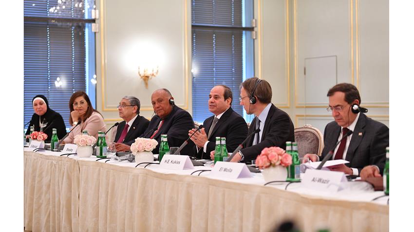 الرئيس عبد الفتاح السيسي يشارك في مائدة مستديرة مع ممثلي مجتمع الأعمال ورؤساء كبرى الشركات الصناعية الألمانية