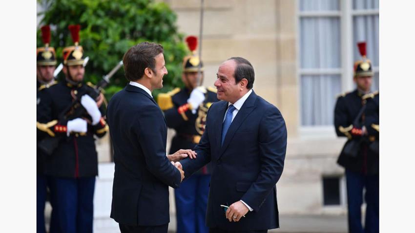 الرئيس عبد الفتاح السيسي يلتقي الرئيس الفرنسي بقصر الإليزيه