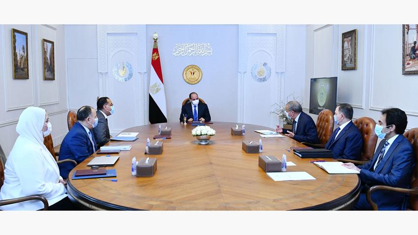 الرئيس عبد الفتاح السيسي يجتمع مع رئيس مجلس الوزراء وعدد من الوزراء
