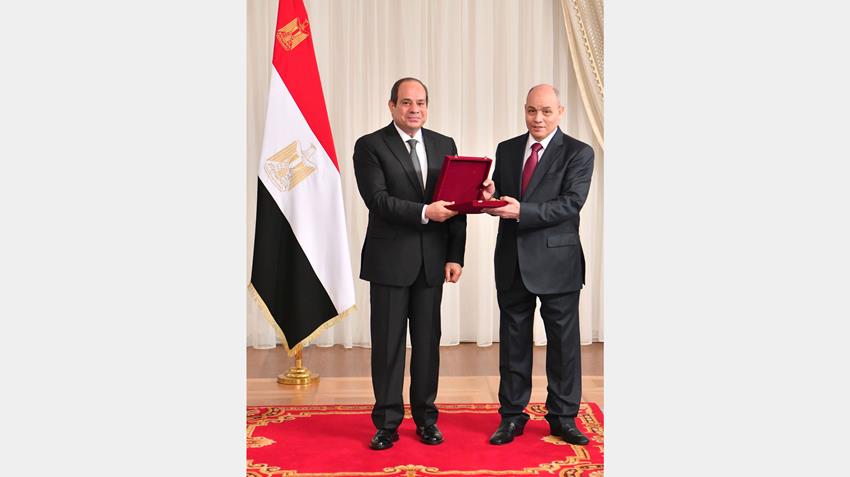 الرئيس عبد الفتاح السيسي يمنح رئيس هيئة النيابة الإدارية السابق وسام الجمهورية من الطبقة الأولى