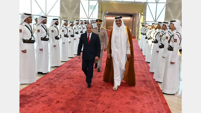 الرئيس عبد الفتاح السيسي يصل إلى مطار حمد الدولي بالعاصمة القطرية الدوحة