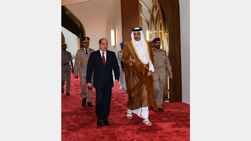 الرئيس عبد الفتاح السيسي يصل إلى مطار حمد الدولي بالعاصمة القطرية الدوحة